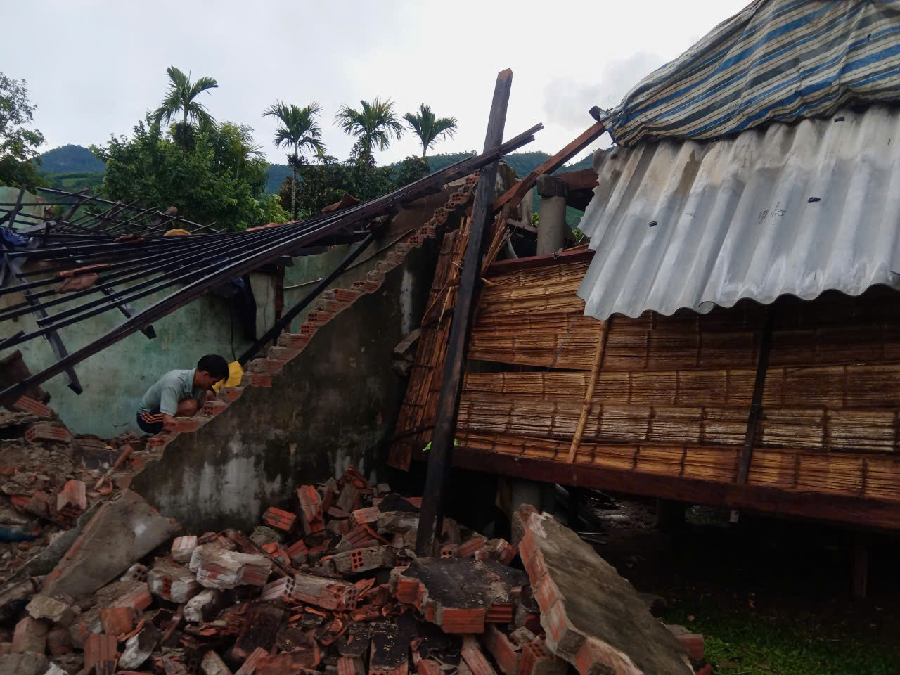 Căn nhà bà Đinh Thị Đòa bị đổ sập hoàn toàn sau mưa lớn.
