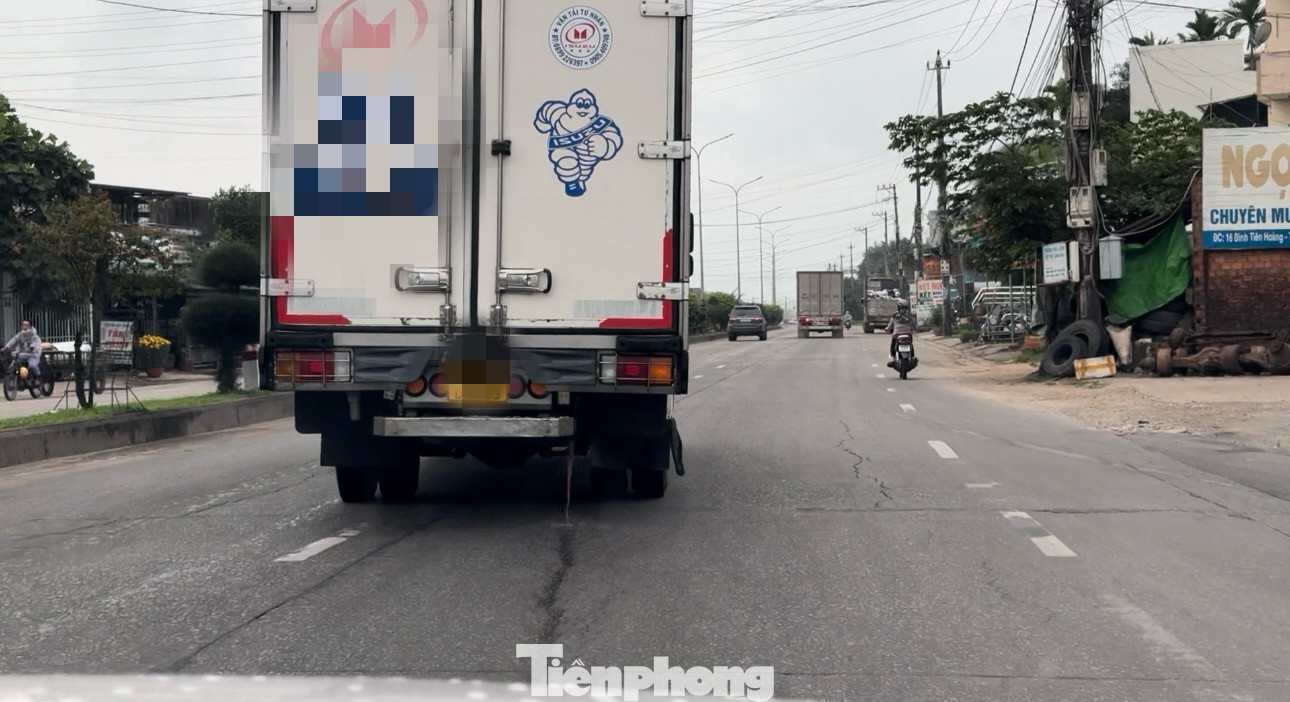 Xe tải đông lạnh mang BKS 76H-040… "vô tư" xả nước bẩn từ trên xe xuống tuyến đường Bà Triệu (TP. Quảng Ngãi). Ảnh chụp ngày 18/2