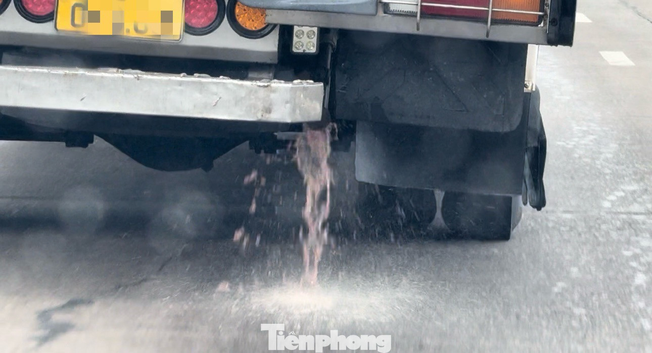 Xe tải đông lạnh mang BKS 76H-040… "vô tư" xả nước bẩn từ trên xe xuống tuyến đường Bà Triệu (TP. Quảng Ngãi). Ảnh chụp ngày 18/2