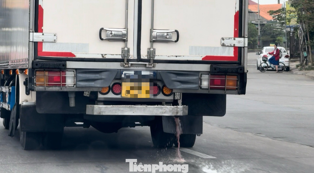 Xe tải đông lạnh mang BKS 76H-040… "vô tư" xả nước bẩn từ trên xe xuống tuyến đường Bà Triệu (TP. Quảng Ngãi). Ảnh chụp ngày 18/2