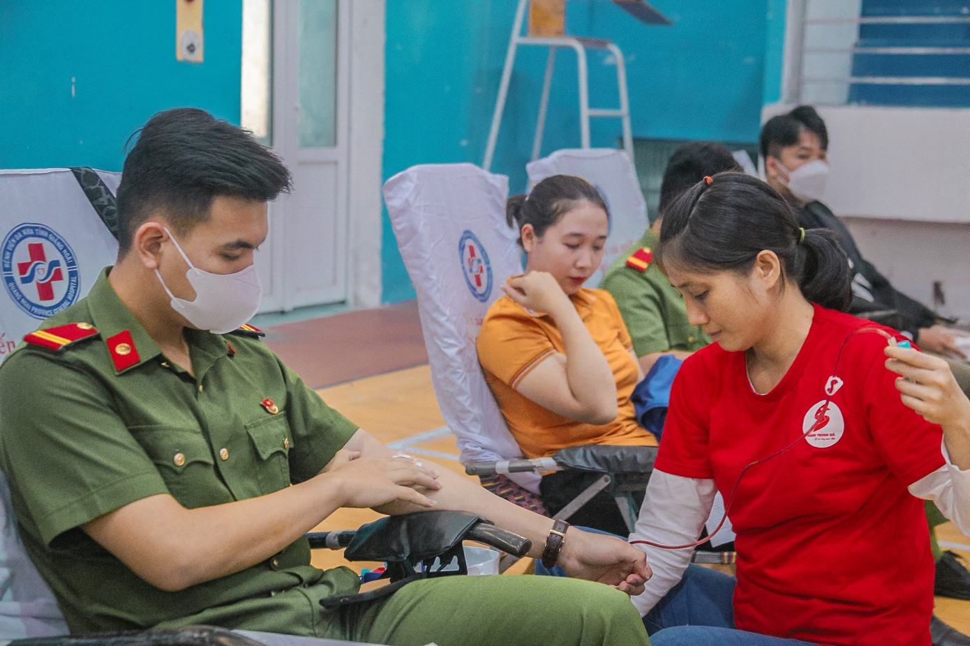 Cán bộ Công an tỉnh Quảng Ngãi tham gia hiến máu tại ngày hội Chủ Nhật Đỏ.