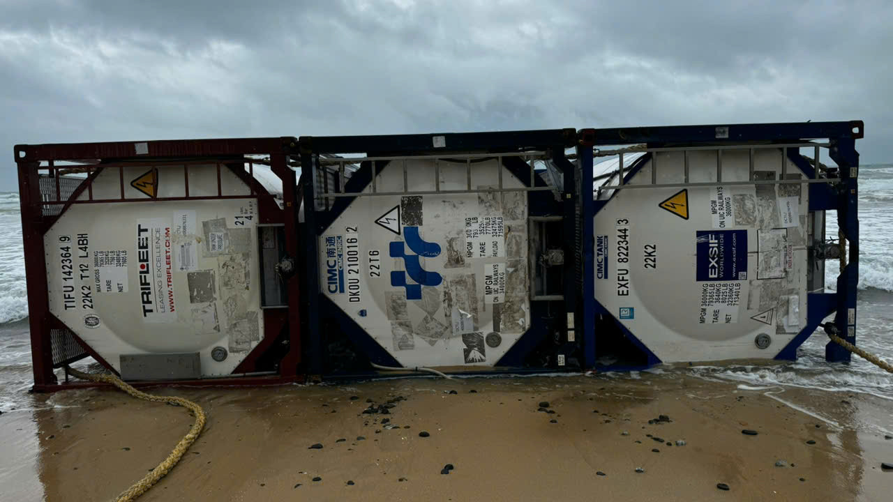 Các bồn này thuộc loại thiết bị chứa khí hoá lỏng, có gắn van bơm, ống xả...