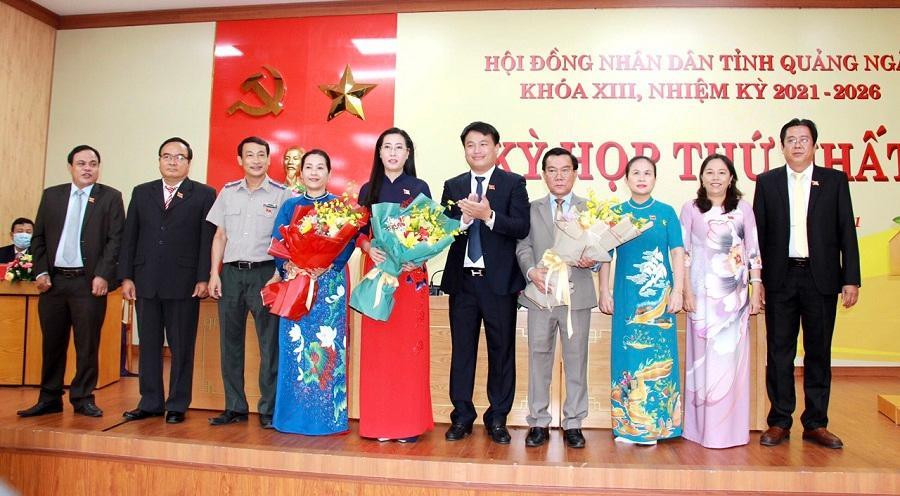 Các lãnh đạo HĐND tỉnh Quảng Ngãi khóa XIII, nhiệm kỳ 2021-2026, ra mắt tại kỳ họp.