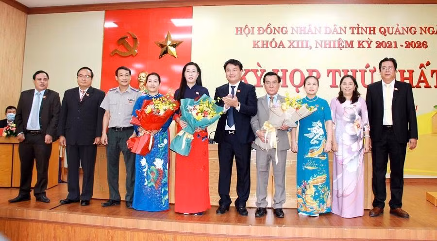 Các lãnh đạo HĐND tỉnh Quảng Ngãi khóa XIII, nhiệm kỳ 2021-2026, ra mắt tại kỳ họp.
