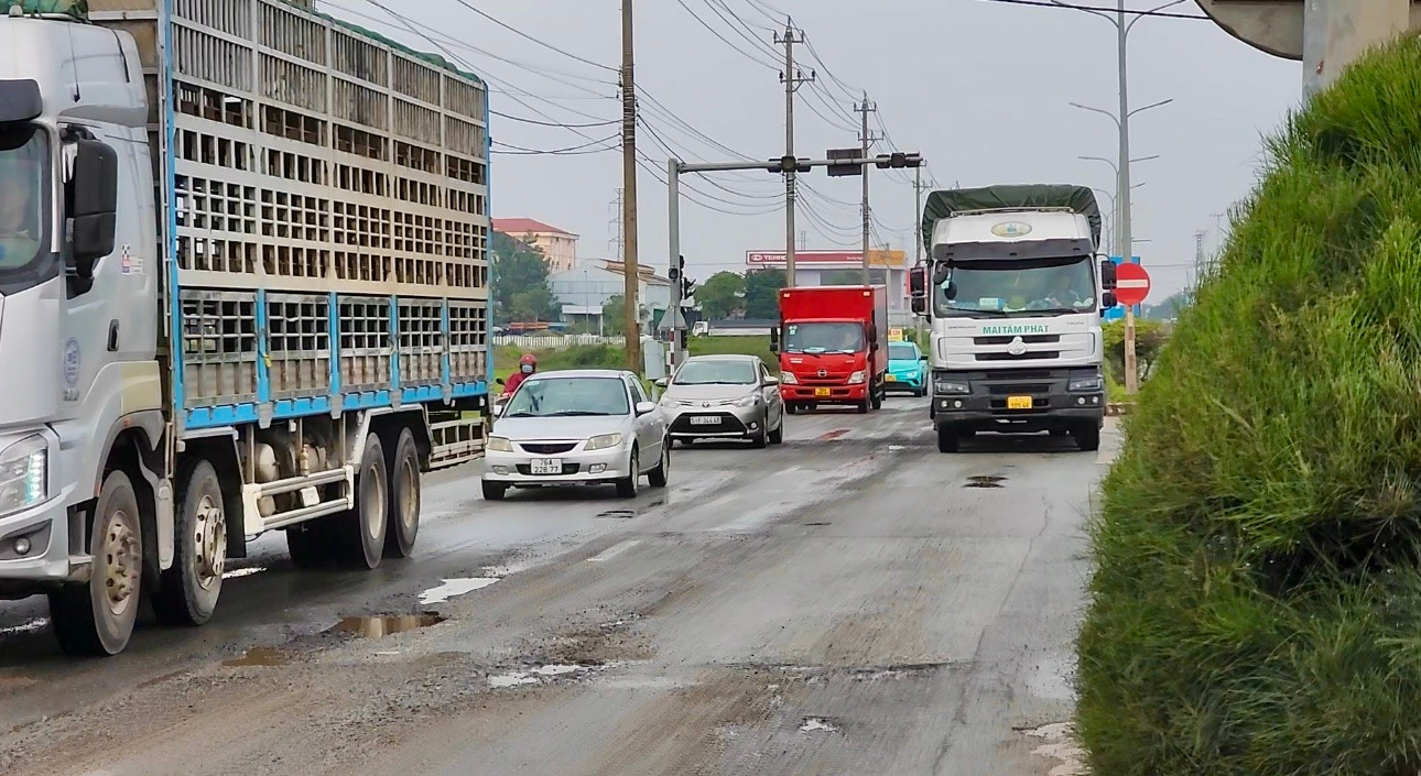 Mặt đường xuống cấp, bong tróc nghiêm trọng.