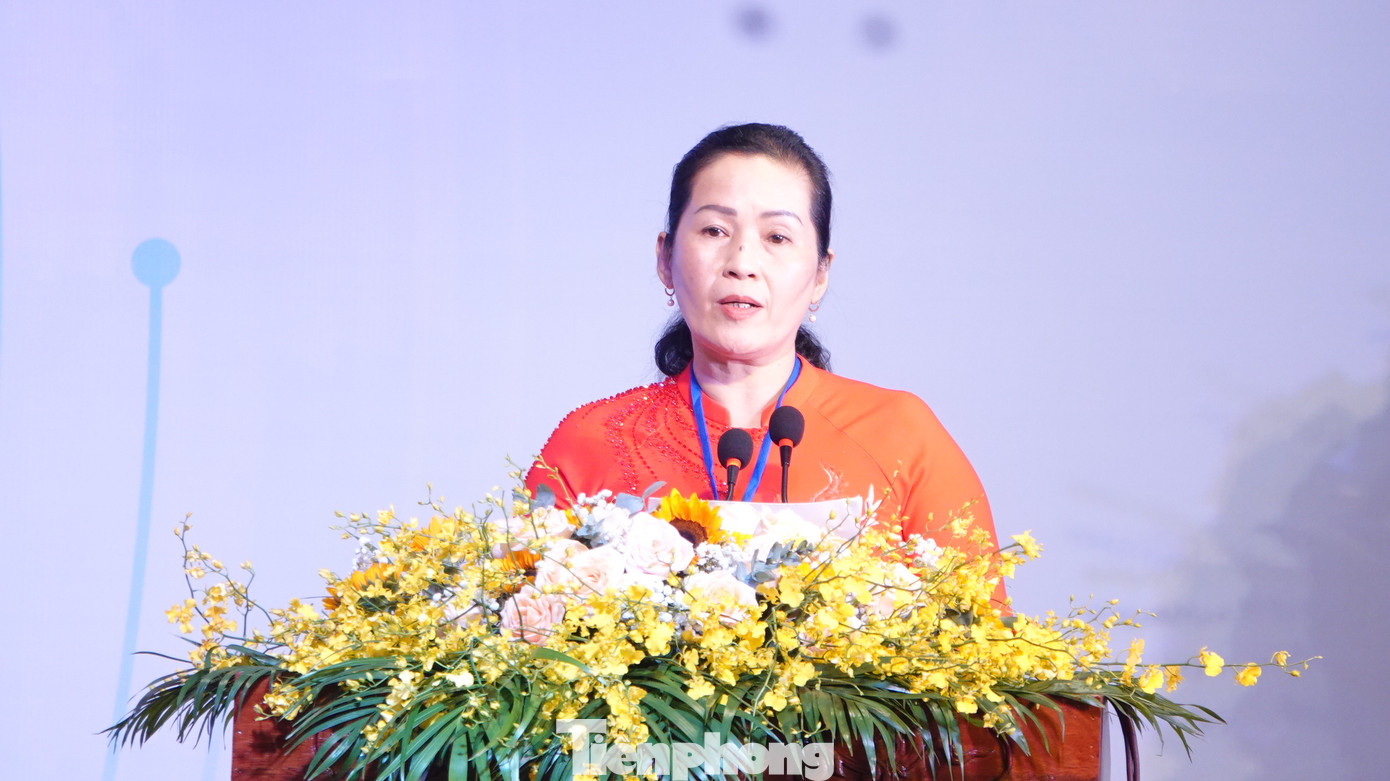 Bà Đinh Thị Hồng Minh - Phó Bí thư Tỉnh ủy Quảng Ngãi phát biểu tại đại hội.