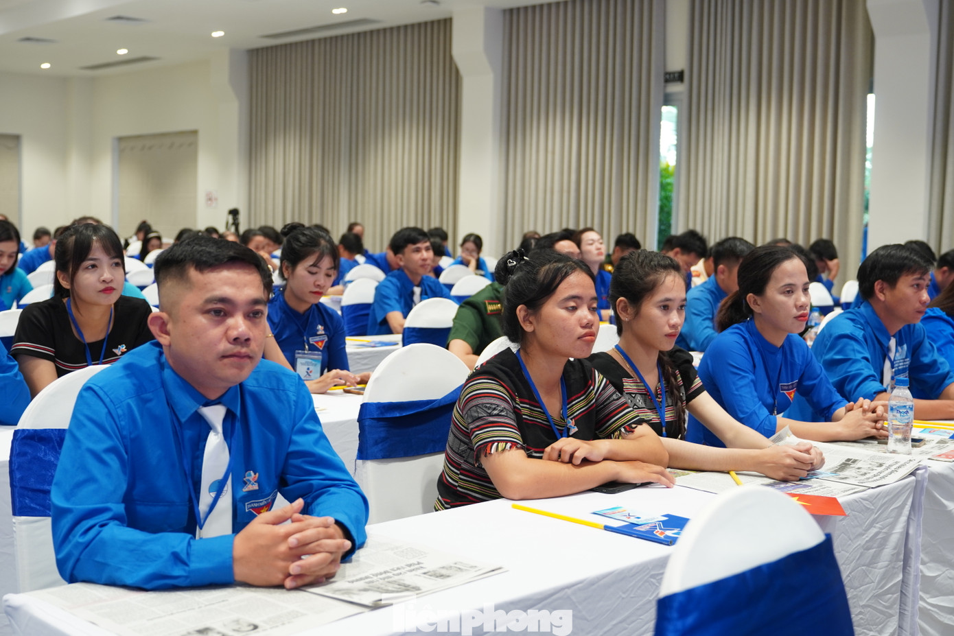 Đại biểu là đồng bào dân tộc thiểu số dự đại hội.