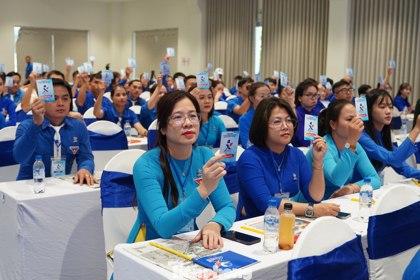 Các đại biểu biểu quyết. Các đại biểu biểu quyết.