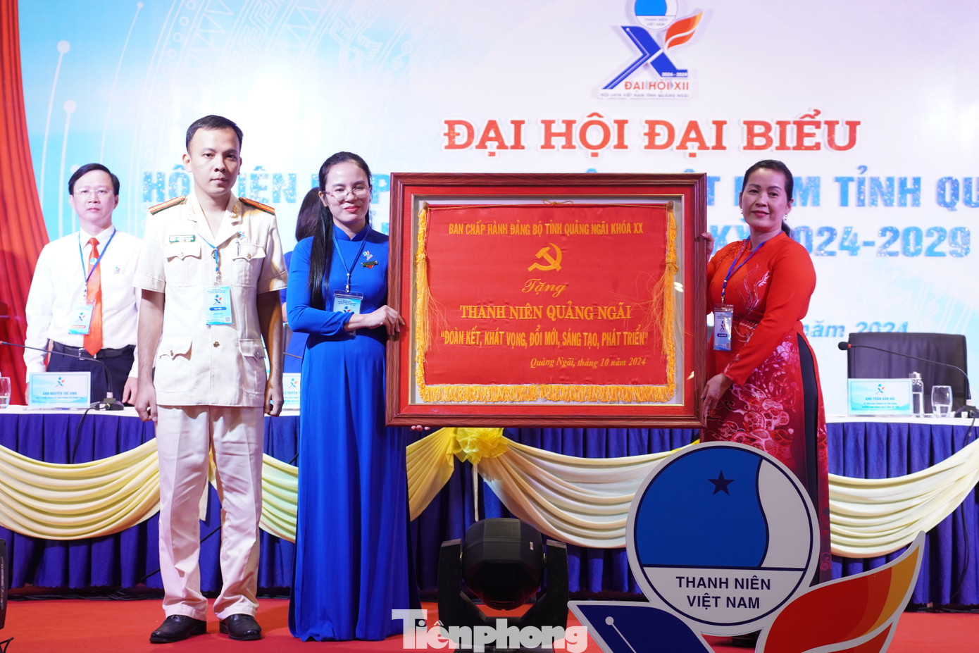 Phó Bí thư Tỉnh ủy Quảng Ngãi Đinh Thị Hồng Minh tặng Hội LHTN Việt Nam tỉnh bức trướng với dòng chữ: “Thanh niên Quảng Ngãi: Đoàn kết - Khát vọng - Đổi mới - Sáng tạo - Phát triển".
