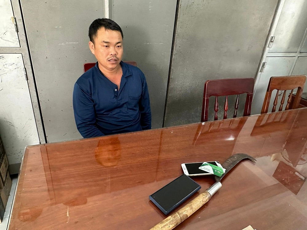 Đối tượng Dương Đại cùng một số tang vật. Ảnh: CACC