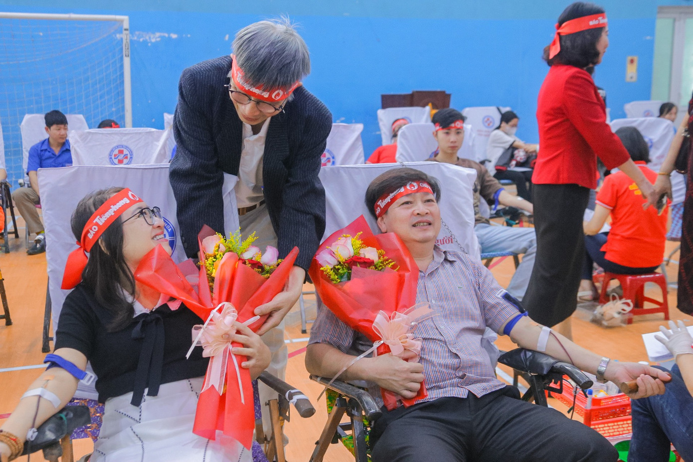 Đặc biệt, Phó Chủ tịch Thường trực HĐND tỉnh Nguyễn Cao Phúc - Phó Chủ tịch Thường trực UBND tỉnh-Trưởng ban BCĐ Vận động Hiến máu tình nguyện tỉnh Quảng Ngãi Trần Hoàng Tuấn, bà Hà Thị Anh Thư - Phó Trưởng Ban thường trực Ban Dân vận Tỉnh ủy cùng lãnh đạo các Sở, ngành đã tham gia hiến máu tình nguyện, với thể tích 350mL mỗi người.