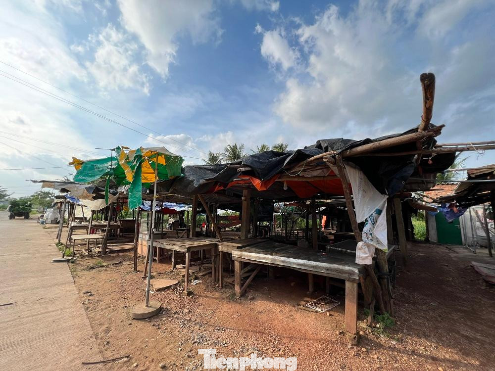 Chợ mới chưa được vận hành nên tiểu thương và người dân dựng chòi, tập trung bán hàng ngoài đường.