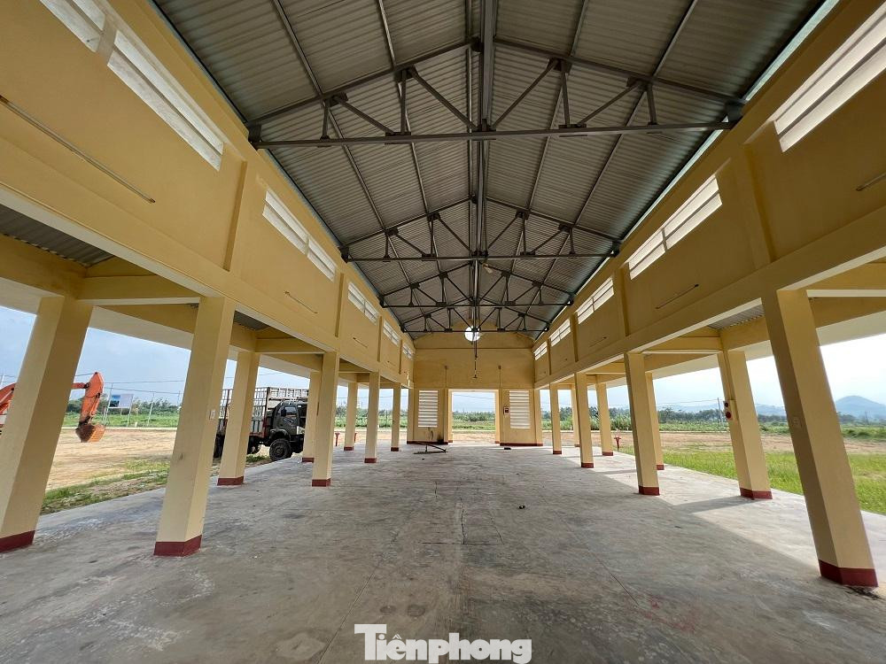 Đã hơn 3 năm trôi qua, chợ Mỹ Long An chưa một ngày hoạt động.