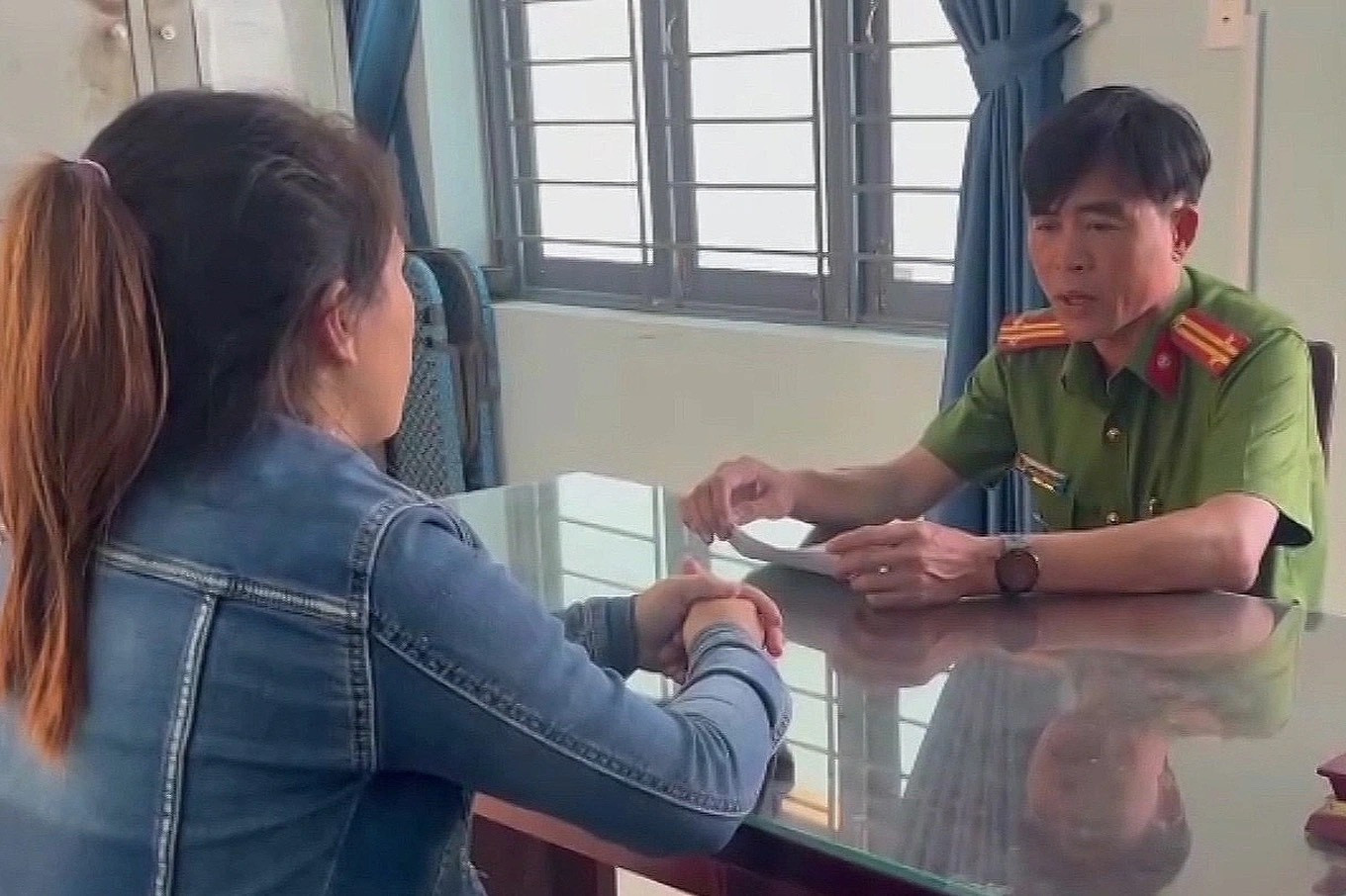 Công an làm việc với bà H., người dựng chuyện con gái bị bắt cóc tống tiền. (Ảnh: Thành Sự). Công an làm việc với bà H., người dựng chuyện con gái bị bắt cóc tống tiền. (Ảnh: Thành Sự).