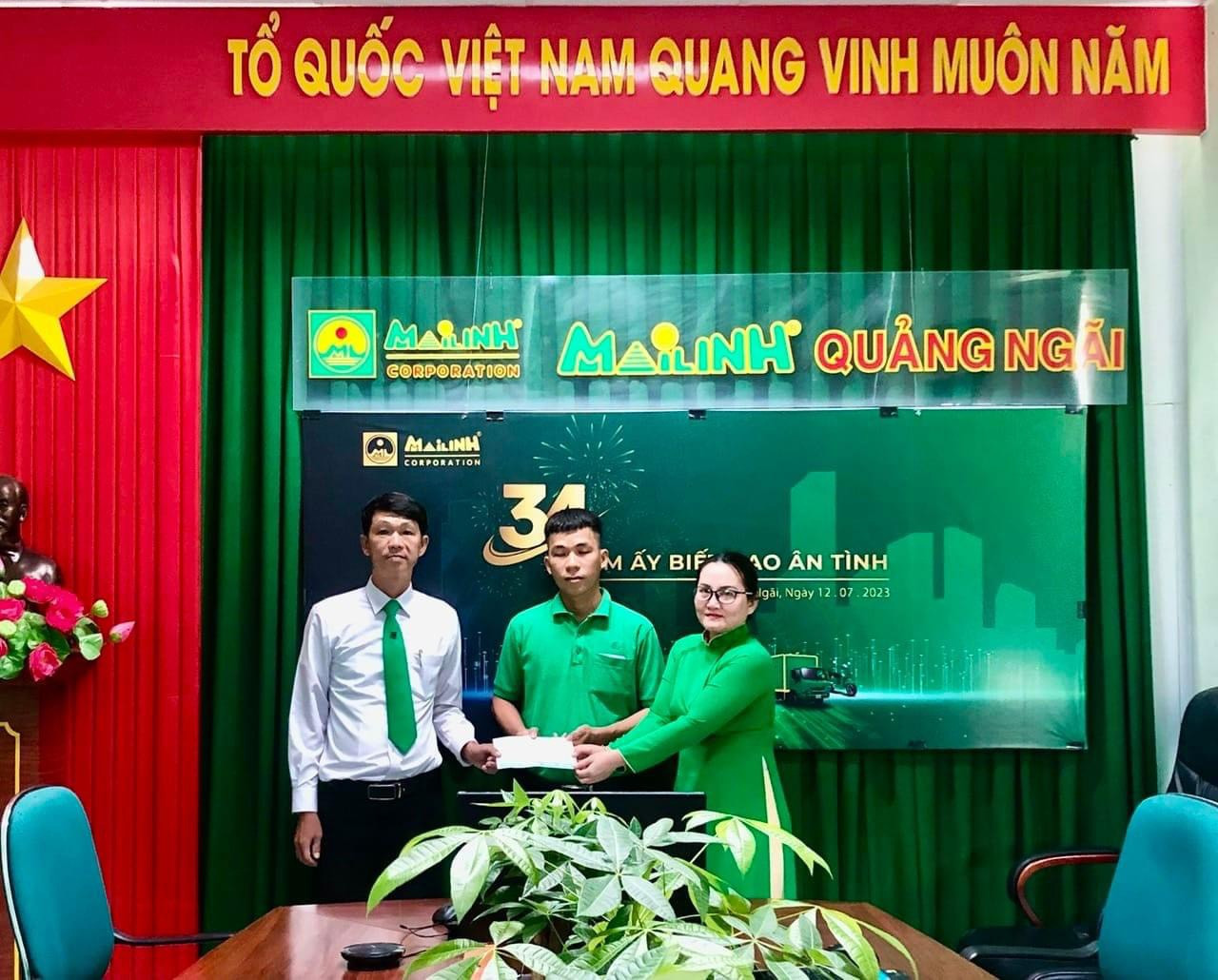 Lãnh đạo Mai Linh Quảng Ngãi khen thưởng và động viên hành động đẹp của tài xế Đặng Văn Nghiêm. Ảnh: Mai Linh Quảng Ngãi