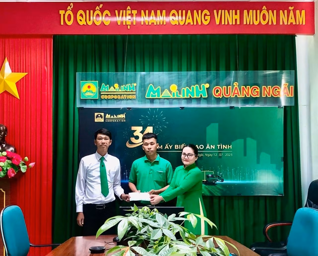 Lãnh đạo Mai Linh Quảng Ngãi khen thưởng và động viên hành động đẹp của tài xế Đặng Văn Nghiêm. Ảnh: Mai Linh Quảng Ngãi Lãnh đạo Mai Linh Quảng Ngãi khen thưởng và động viên hành động đẹp của tài xế Đặng Văn Nghiêm. Ảnh: Mai Linh Quảng Ngãi