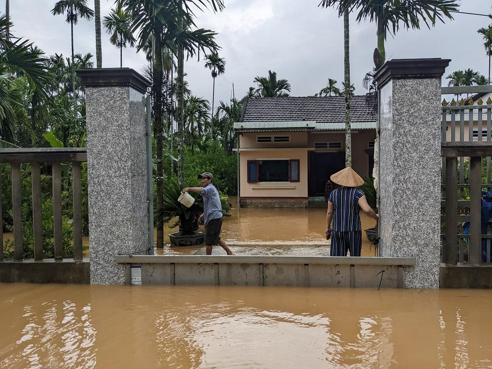 Ông Lê Quang Nhu, Phó Trưởng Ban Chỉ huy Phòng, chống thiên tai và Tìm kiếm cứu nạn huyện Nghĩa Hành, cho biết đã chỉ đạo các địa phương không để những hộ dân đã di dời trở về nhà khi chưa đảm bảo an toàn. Hiện một số tuyến đường trên địa bàn bị chia cắt, ngập lụt, có nơi ngập sâu hơn 1 m, địa phương đã cử người canh gác, không cho người và phương tiện qua lại.