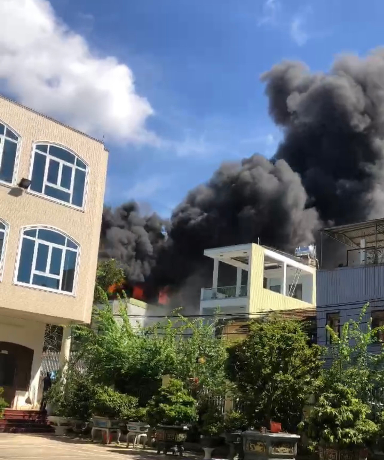 Cột khói đen bốc cao cả chục mét.