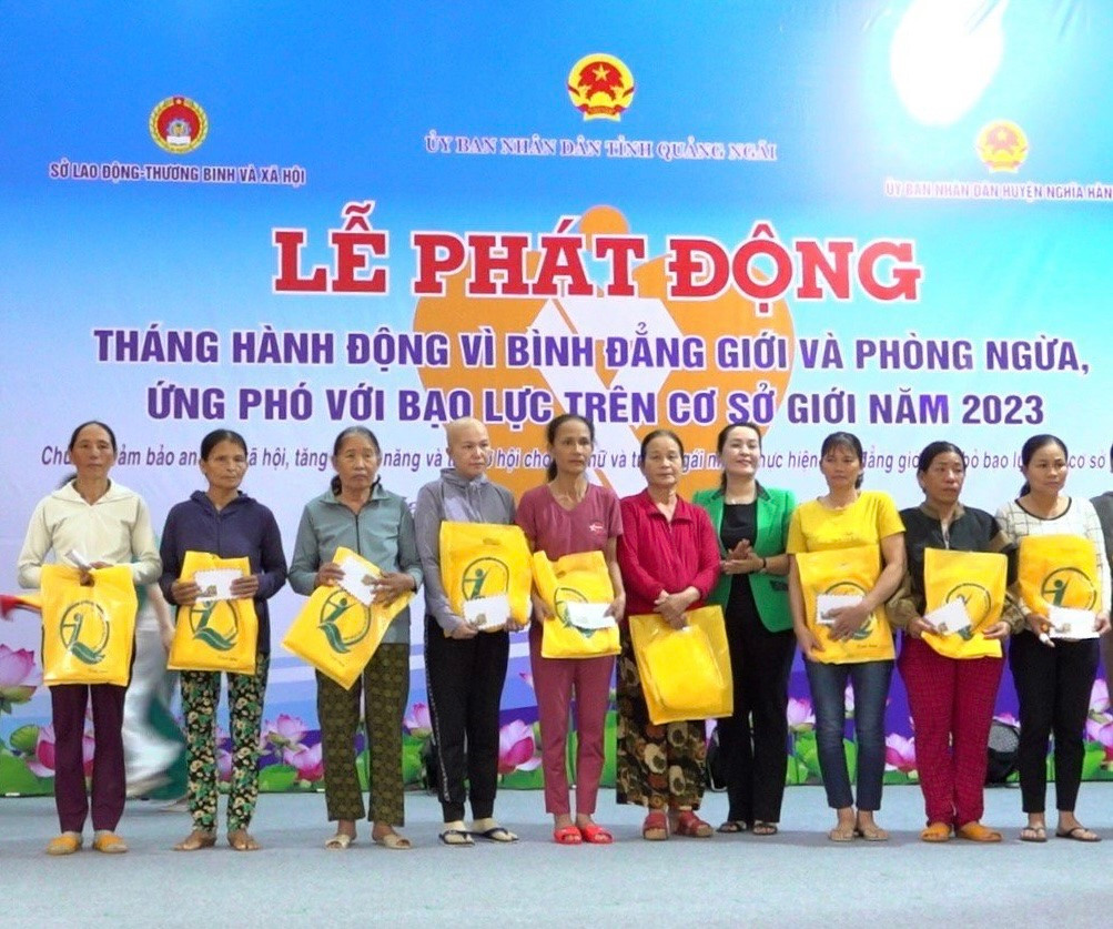 Trao quà cho phụ nữ có hoàn cảnh khó khăn trên địa bàn huyện Nghĩa Hành. Trao quà cho phụ nữ có hoàn cảnh khó khăn trên địa bàn huyện Nghĩa Hành.