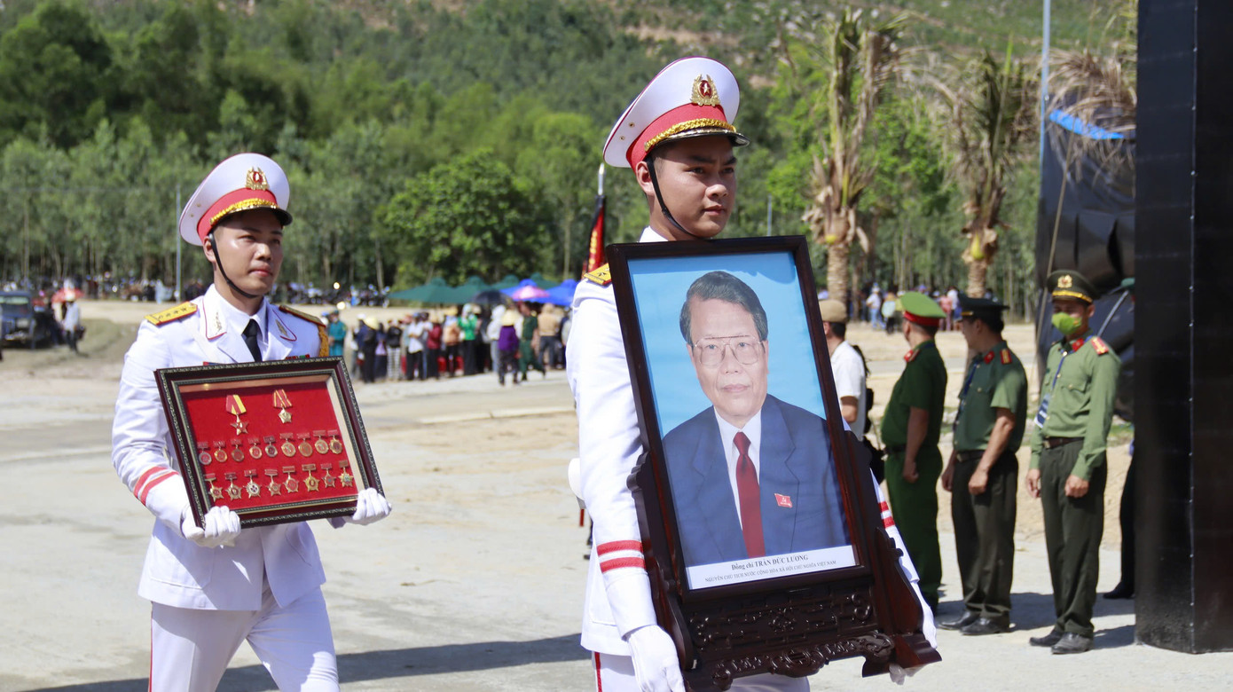 "Tôi và nhiều người dân đã đến đây từ sáng để đợi tiễn đưa linh cữu nguyên Chủ tịch nước Trần Đức Lương về nơi an nghỉ cuối cùng. Bác qua đời là một mất mát lớn đối với người dân quê nhà", bà Trí nói.