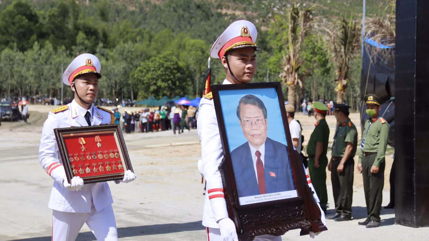 "Tôi và nhiều người dân đã đến đây từ sáng để đợi tiễn đưa linh cữu nguyên Chủ tịch nước Trần Đức Lương về nơi an nghỉ cuối cùng. Bác qua đời là một mất mát lớn đối với người dân quê nhà", bà Trí nói.