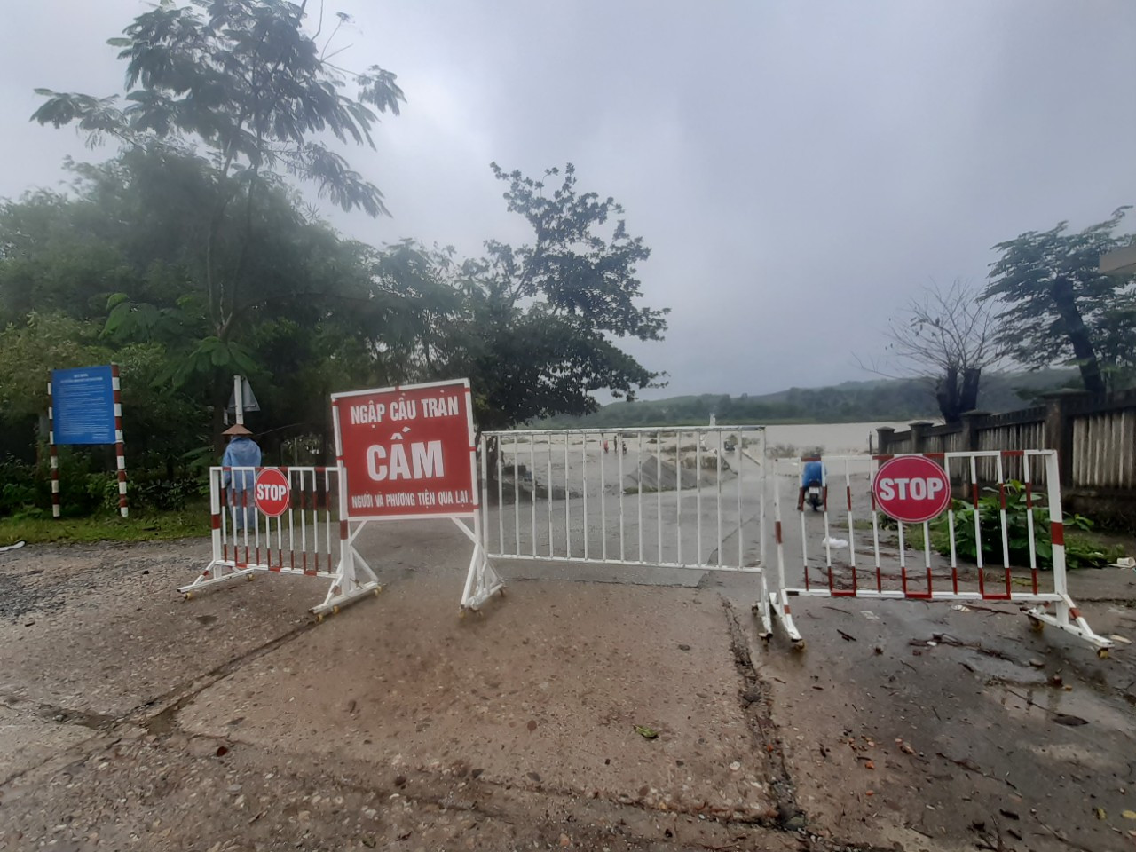 Xe tải bất chấp nguy hiểm vượt qua cầu tràn Thạch Nham nối hai huyện Tư Nghĩa - Sơn Hà.