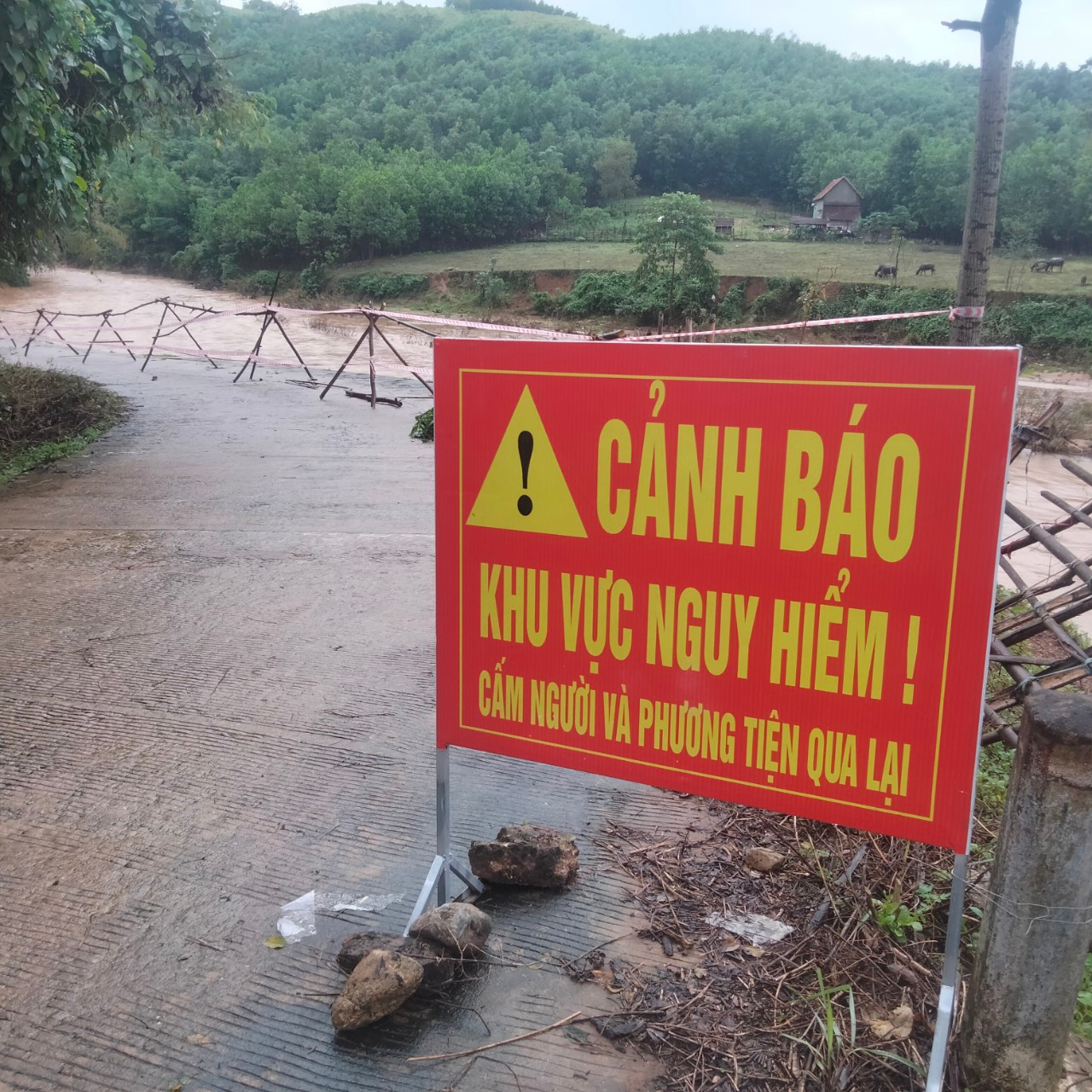 Tuyến đường Sơn Bao đi hồ Nước Trong (huyện Sơn Hà) xuất hiện tình trạng sạt lở bờ ta luy.