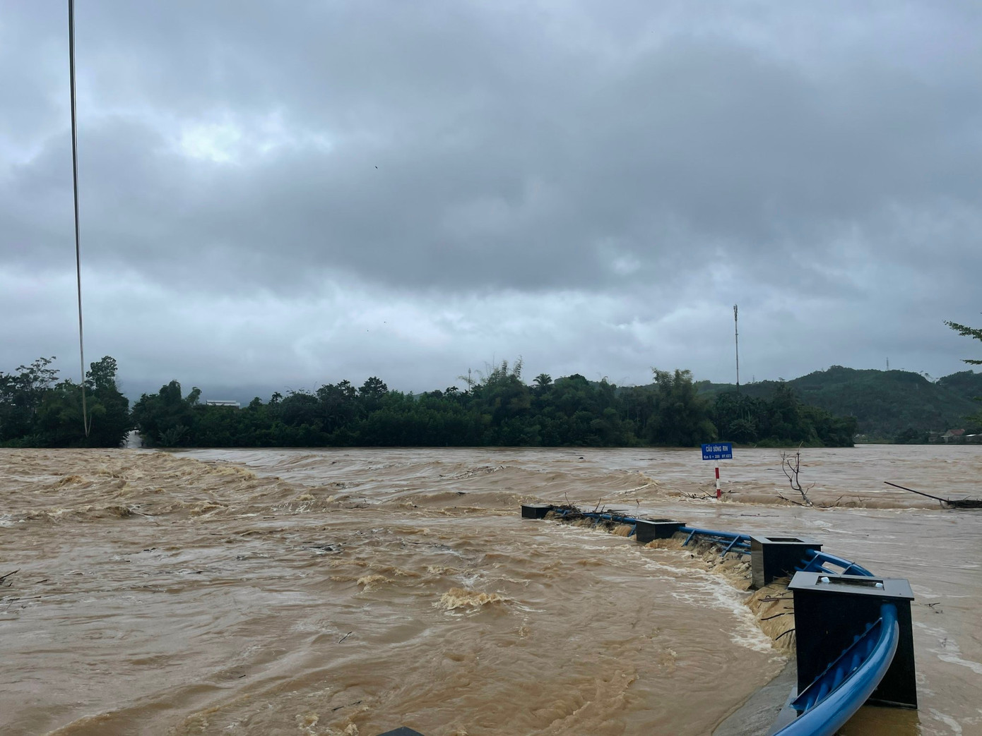 Cầu sông Rin trên QL24B hiện nước lũ tràn qua và bị ngập sâu gần cả mét. Cầu sông Rin trên QL24B hiện nước lũ tràn qua và bị ngập sâu gần cả mét.