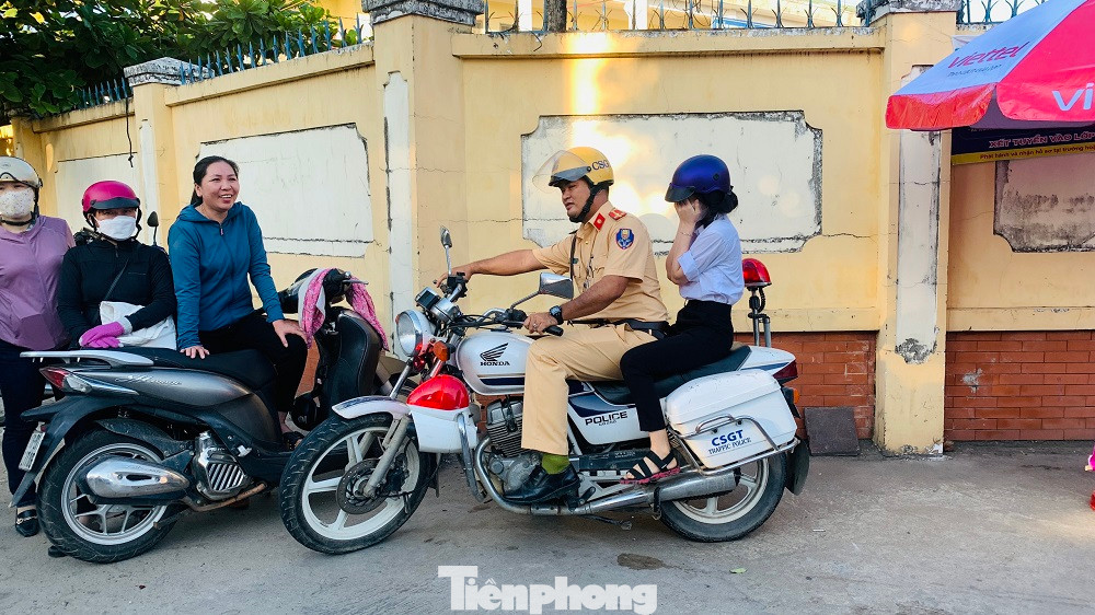 CSGT Công an huyện Sơn Tịnh (tỉnh Quảng Ngãi) đưa thí sinh về nhà lấy CCCD.