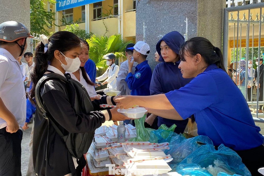 Những phần cơm trưa nghĩa tình, vệ sinh, đủ dinh dưỡng giúp thí sinh và phụ huynh đỡ khó khăn, vất vả trong những ngày thi cử.