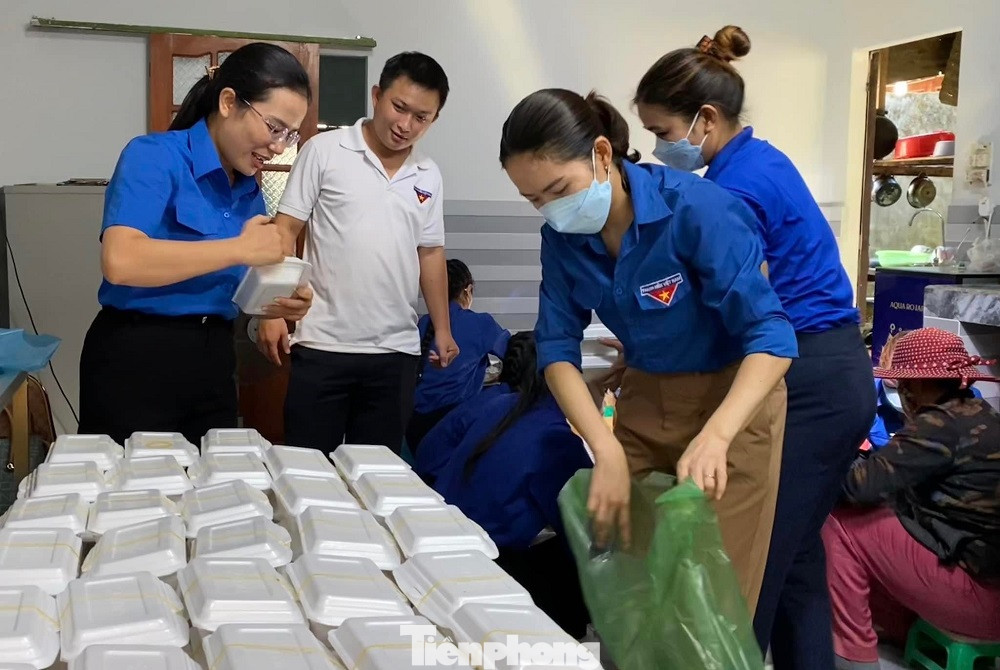 Những phần cơm trưa nghĩa tình, vệ sinh, đủ dinh dưỡng giúp thí sinh và phụ huynh đỡ khó khăn, vất vả trong những ngày thi cử.