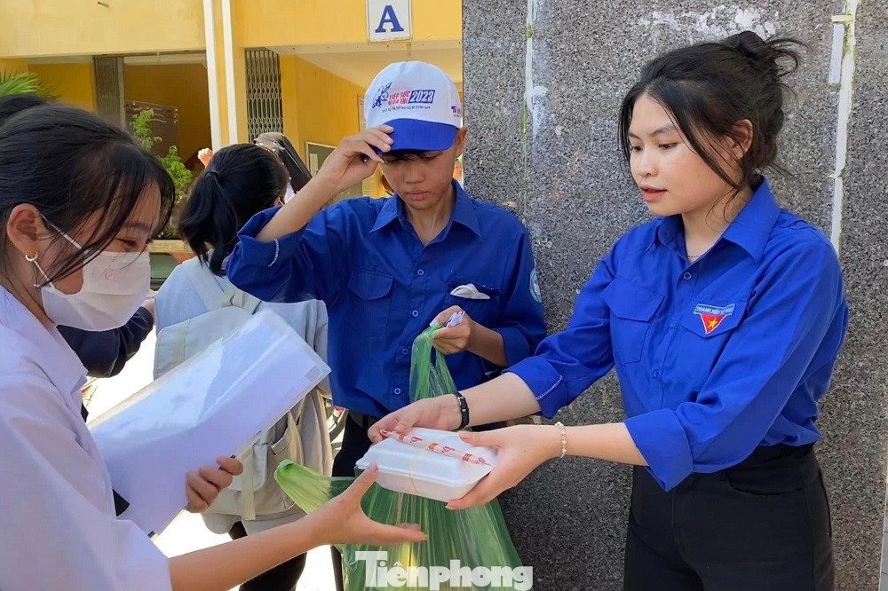 Những phần cơm trưa nghĩa tình, vệ sinh, đủ dinh dưỡng giúp thí sinh và phụ huynh đỡ khó khăn, vất vả trong những ngày thi cử.