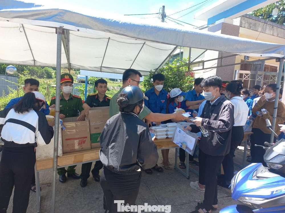 Những phần cơm trưa nghĩa tình, vệ sinh, đủ dinh dưỡng giúp thí sinh và phụ huynh đỡ khó khăn, vất vả trong những ngày thi cử.