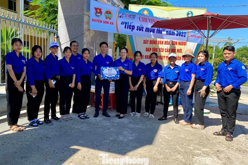 Chị Hồ Thu Thanh - Phó Bí thư Tỉnh Đoàn Quảng Ngãi đến thăm hỏi, động viên, tặng quà các đội hình tình nguyện "Tiếp sức mùa thi" tại các điểm thi huyện Sơn Tịnh và Sơn Hà.