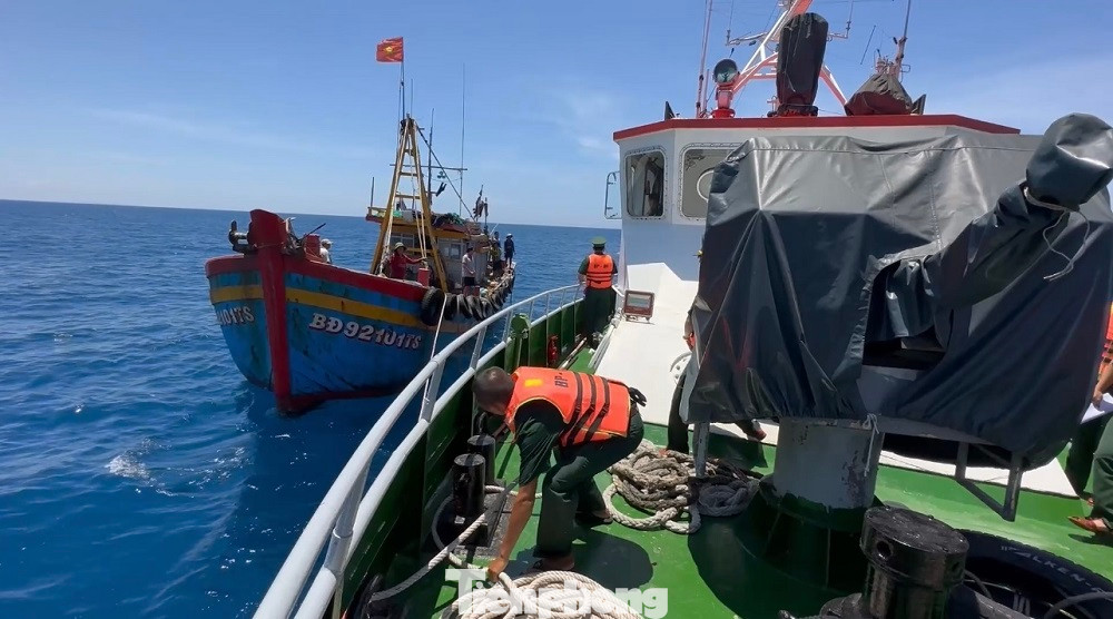 Hiện 2 tàu cá vi phạm đã được bàn giao cho Đồn biên phòng Phổ Quang điều tra, xử lý theo quy định của pháp luật.