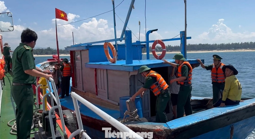 Hiện 2 tàu cá vi phạm đã được bàn giao cho Đồn biên phòng Phổ Quang điều tra, xử lý theo quy định của pháp luật.