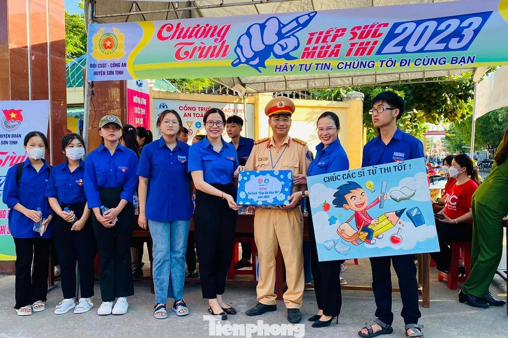 Chị Hồ Thu Thanh - Phó Bí thư Tỉnh Đoàn Quảng Ngãi đến thăm hỏi, động viên, tặng quà các đội hình tình nguyện "Tiếp sức mùa thi" tại các điểm thi huyện Sơn Tịnh và Sơn Hà.