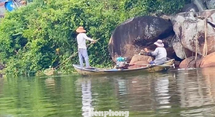 Người dân ngang nhiên dùng máy kích điện để kích cá trên sông Phú Thọ.