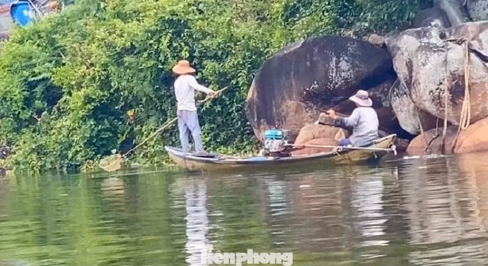 Người dân ngang nhiên dùng máy kích điện để kích cá trên sông Phú Thọ. Người dân ngang nhiên dùng máy kích điện để kích cá trên sông Phú Thọ.