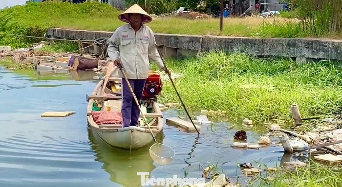 Việc đánh bắt này tận diệt nguồn lợi thủy sản và ảnh hưởng đến hệ sinh thái.