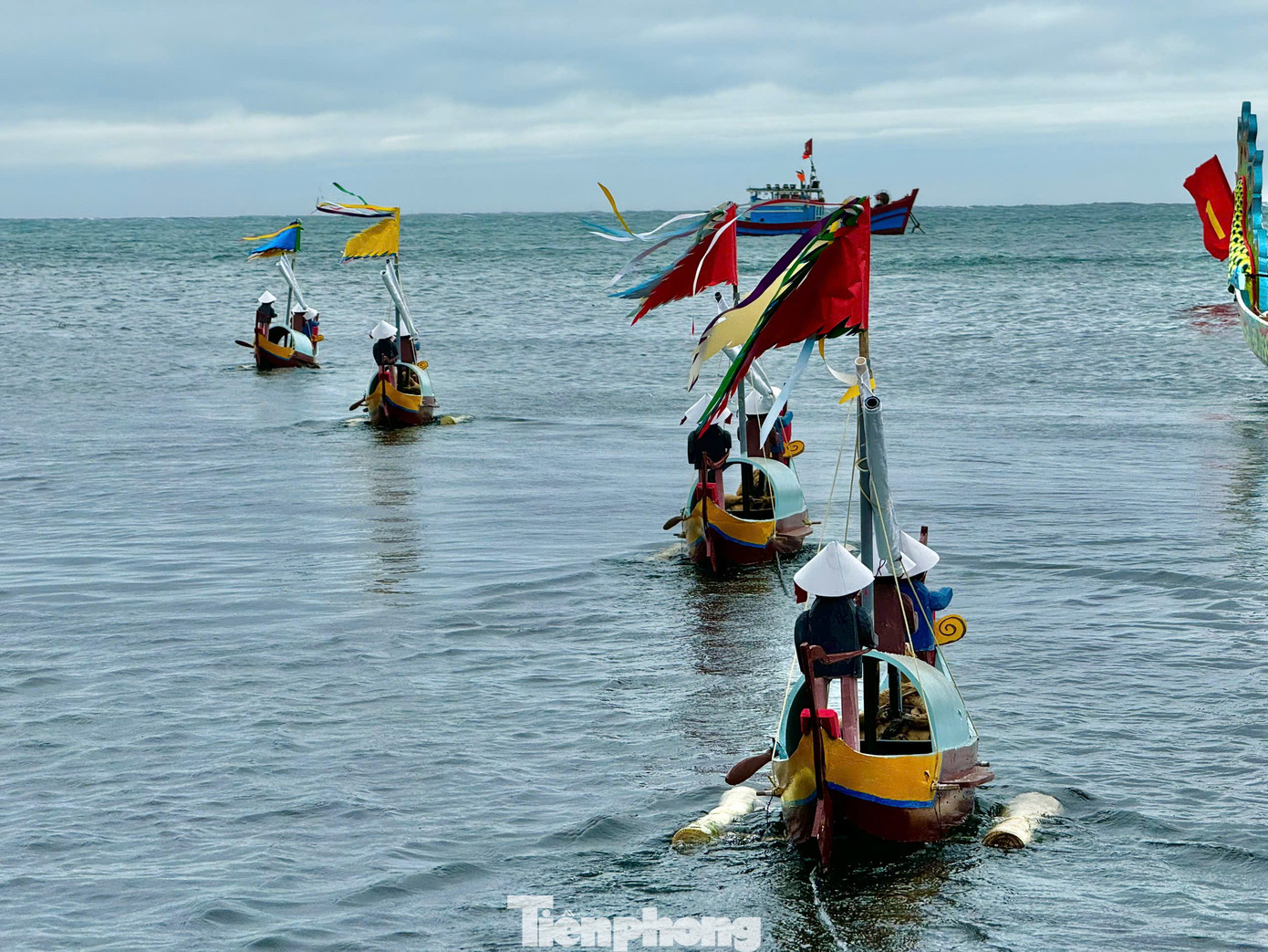 Tháng 4/2013, Lễ Khao lề thế lính Hoàng Sa được đưa vào Danh mục Di sản Văn hóa phi vật thể quốc gia. Lễ Khao lề thế lính Hoàng Sa không chỉ là một hình thức tế lễ truyền thống mà còn là thông điệp mạnh mẽ, khẳng định tinh thần yêu nước, lòng tự hào dân tộc, ý chí quật cường và trách nhiệm gìn giữ chủ quyền biển đảo thiêng liêng của Tổ quốc. Ảnh: Nguyễn Ngọc.