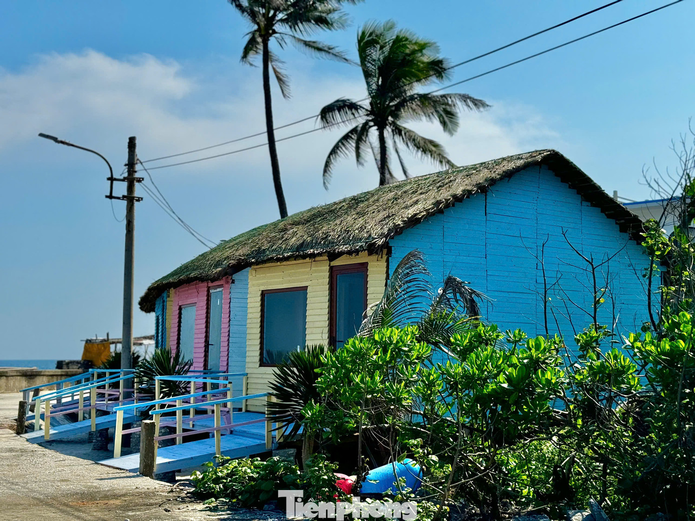 Đến với đảo Bé du khách có thể trải nghiệm trong những khu homestay, bungalow mộc mạc được người dân tự đầu tư. Ảnh: Nguyễn Ngọc.