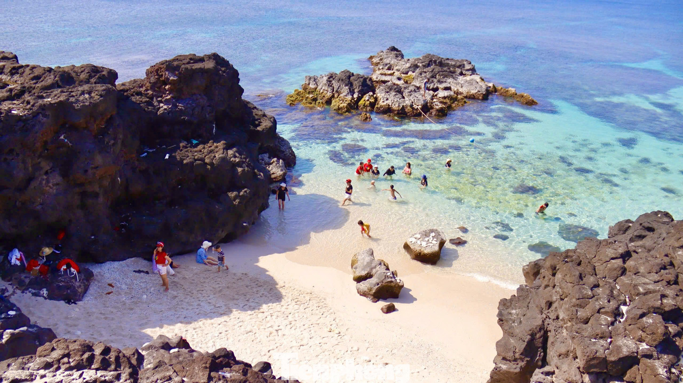 Du khách thích thú bơi lặn giữa làn nước biển trong xanh. Ảnh: Nguyễn Ngọc.