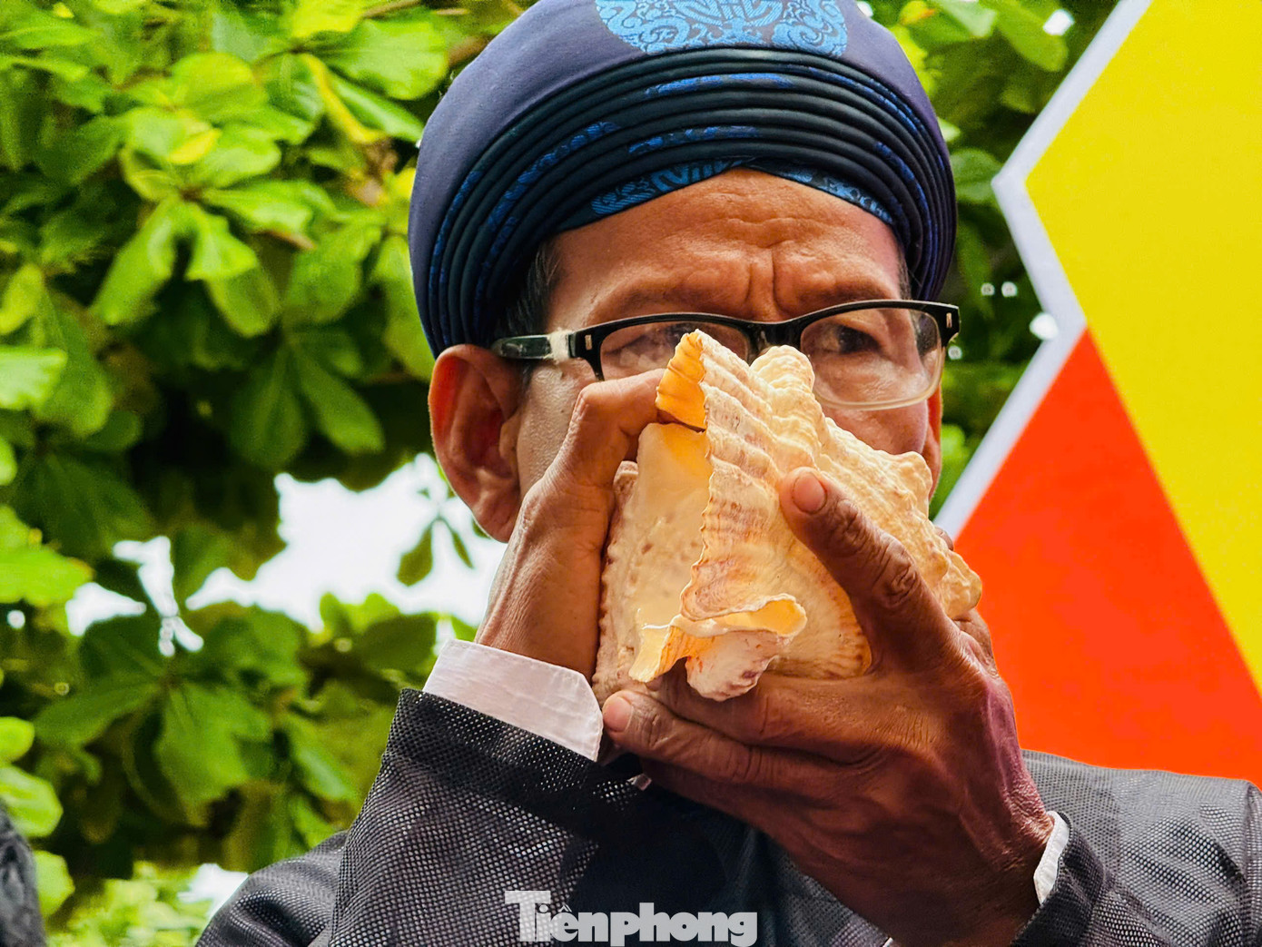 Kết thúc phần tế lễ, tiếng ốc u được thổi lên từng hồi trầm hùng, hiệu lệnh trai tráng trong làng rước mô hình 5 thuyền câu ra biển. Tái hiện lại lễ tiễn đưa các hùng binh Hoàng Sa kiêm quản Bắc Hải năm xưa lên đường làm nhiệm vụ thiêng liêng với Tổ quốc. Ảnh: Nguyễn Ngọc.