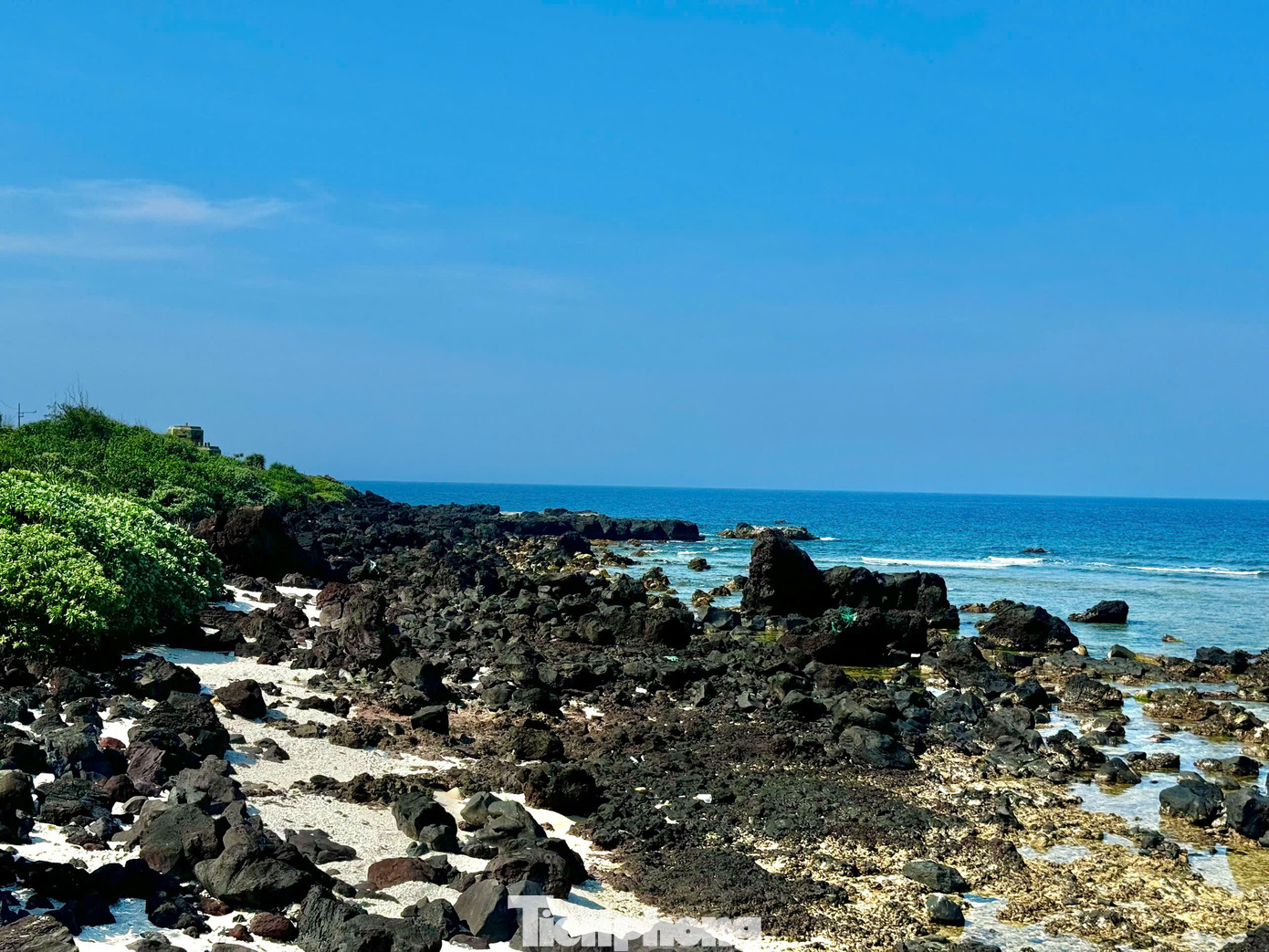 Lặng lẽ giữa biển khơi, đảo Bé tự tạo cho mình một nét đẹp riêng của cuộc sống yên bình cùng với vẻ đẹp hoang sơ độc đáo của thiên nhiên. Đảo Bé được du khách ví như “thiên đường” du lịch giữa biển khơi. Ảnh: Nguyễn Ngọc.