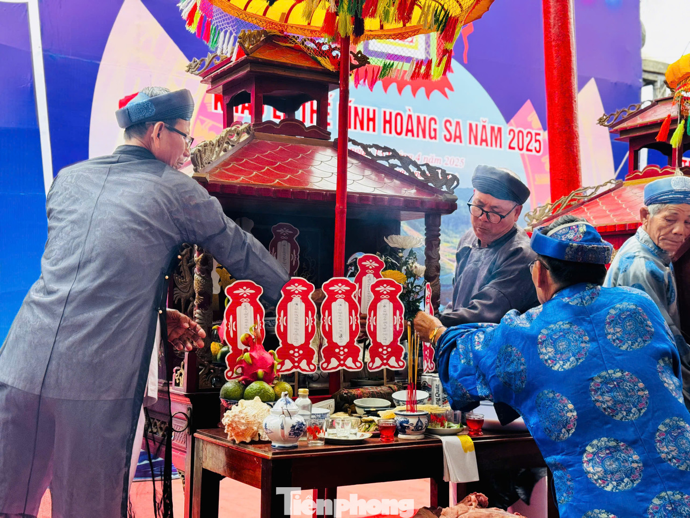 Một lễ vật không thể thiếu trong lễ khao lề thế lính là thuyền câu và bài vị của những binh phu đã bỏ mình nơi dặm dài biển cả. Ảnh: Nguyễn Ngọc.