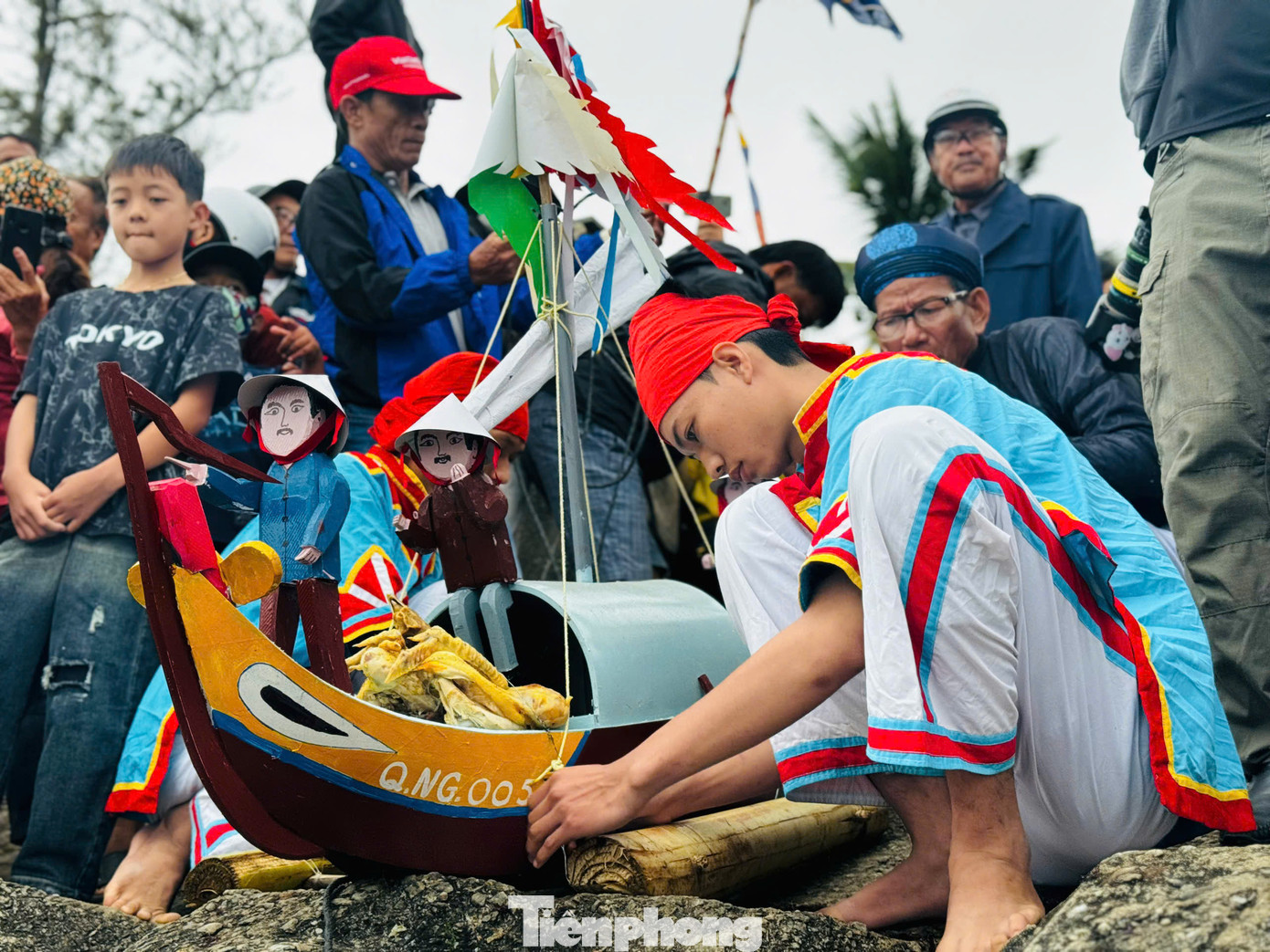 Nhiều người ra đi không trở về, thân xác đã hòa mình vào biển cả mênh mông. Cho đến nay, người dân đất đảo Lý Sơn vẫn còn lưu truyền câu ca: “Hoàng Sa trời nước mênh mông/Người đi thì có mà không thấy về/Hoàng Sa mây, nước bốn bề/ Tháng hai khao lề thế lính Hoàng Sa”. Ảnh: Nguyễn Ngọc.