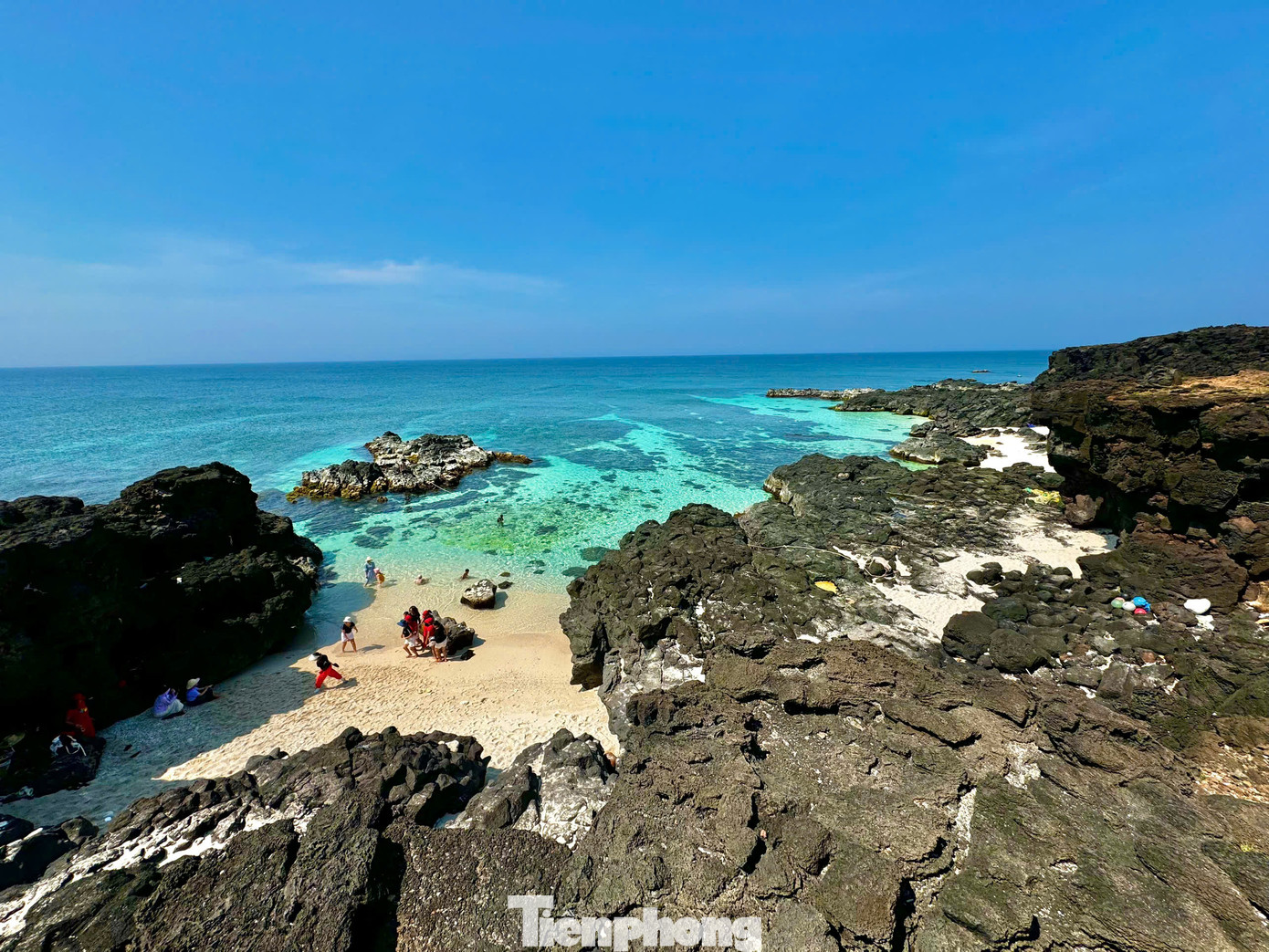 Lặng lẽ giữa biển khơi, đảo Bé tự tạo cho mình một nét đẹp riêng của cuộc sống yên bình cùng với vẻ đẹp hoang sơ độc đáo của thiên nhiên. Đảo Bé được du khách ví như “thiên đường” du lịch giữa biển khơi. Ảnh: Nguyễn Ngọc.