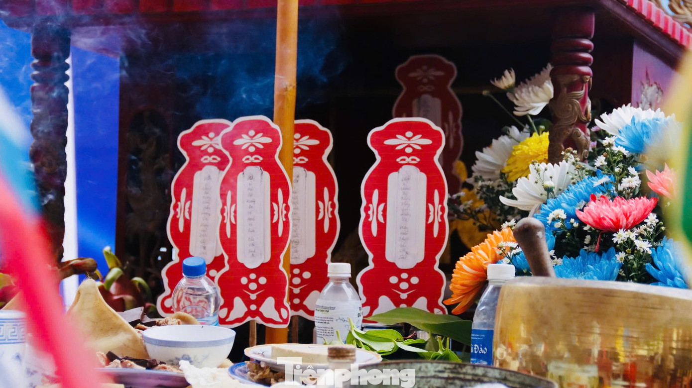 Một lễ vật không thể thiếu trong lễ khao lề thế lính là thuyền câu và bài vị của những binh phu đã bỏ mình nơi dặm dài biển cả. Ảnh: Nguyễn Ngọc.