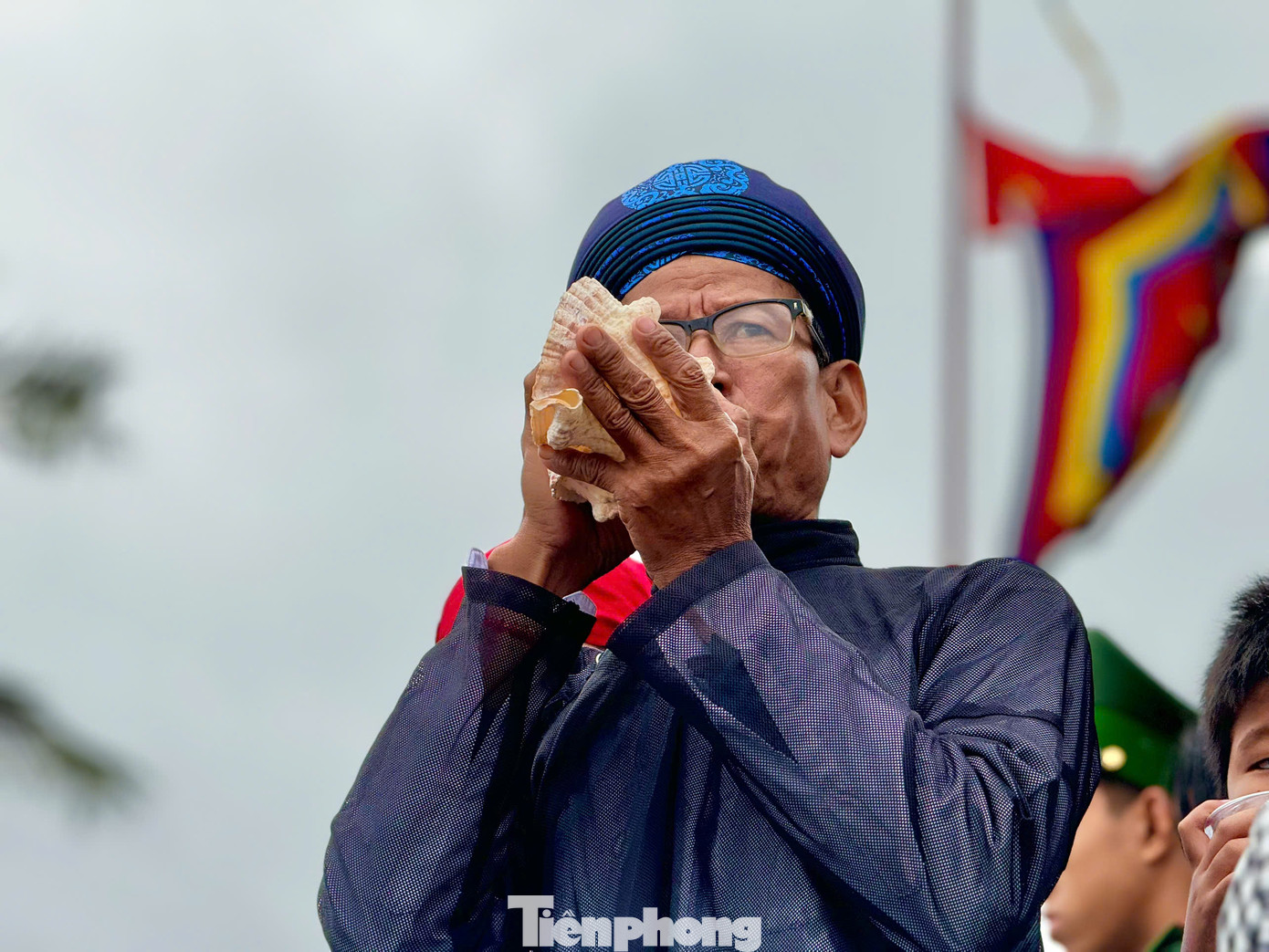 Thổi ốc u đưa thuyền câu ra biển. Ảnh: Nguyễn Ngọc